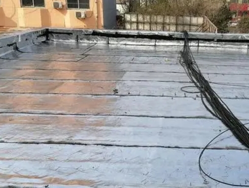 宝山卫生间漏水维修公司分享下宝山屋面楼顶防水刚性防水层施工要点。